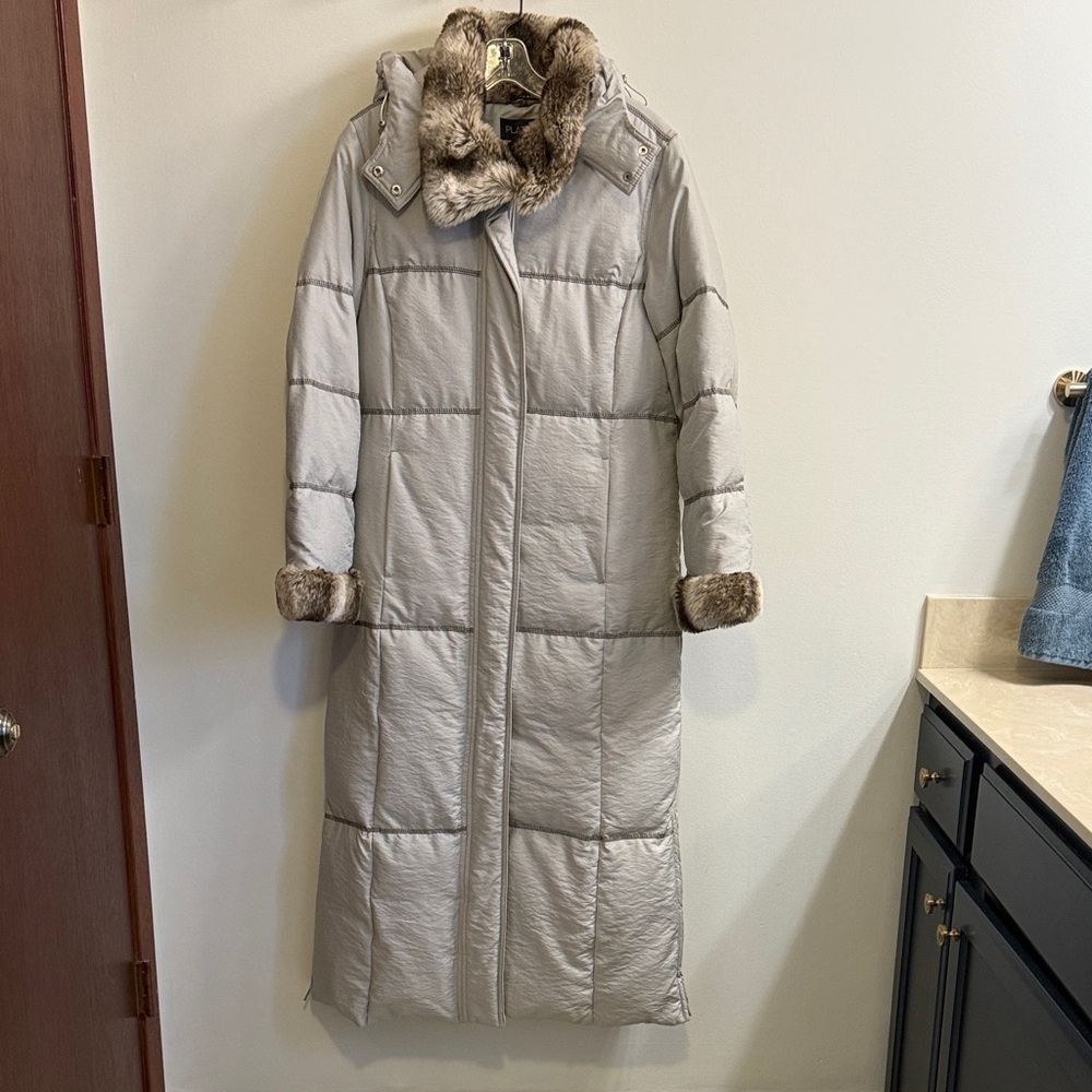 Elegant Women's Long Down Gray Puffer Coat with Faux Fur Trim - Like New